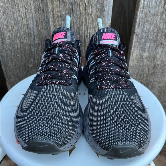 Nike Woman's Run Swift Sneaker | Size 7 - Picture 5 of 8